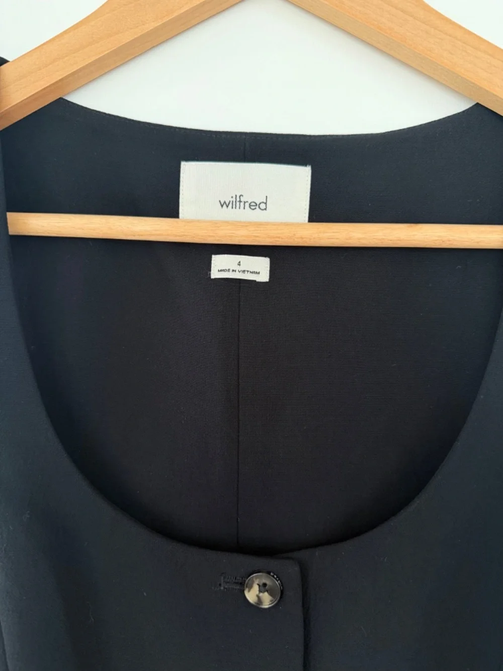 Aritzia - Wilfred Cropped Tailored Vest - Size 4 - In Good Condition - Picture 5 of 5